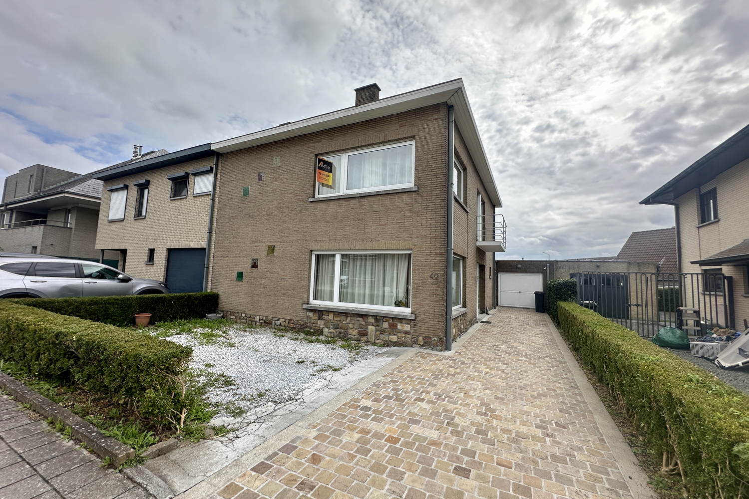 Verzorgde halfopen bebouwing met oprit en garage in de Maaldreef 49 te Nieuwerkerken