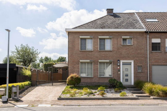 Vooraanzicht van de instapklare woning met voortuin